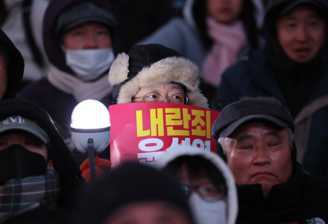 7일 오후 서울 여의도 국회 앞에서 '내란죄 윤석열 퇴진! 국민주권 실현! 사회대개혁! 범국민촛불대행진'이 열리고 있다. 연합뉴스