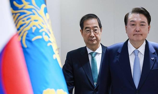 윤석열 대통령과 한덕수 국무총리가 3월26일 서울 용산 대통령실 청사에서 열린 국무회의에 입장하고 있다. ⓒ연합뉴스