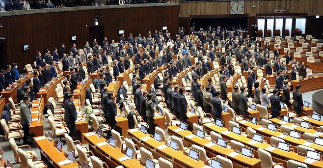 7일 국회 본회의에서 윤석열 대통령 탄핵소추안 표결을 앞두고 야당 의원들이 투표에 참여하지 않은 국민의힘 의원들의 이름을 호명하며 투표 참여를 촉구하고 있다. ⓒ연합뉴스