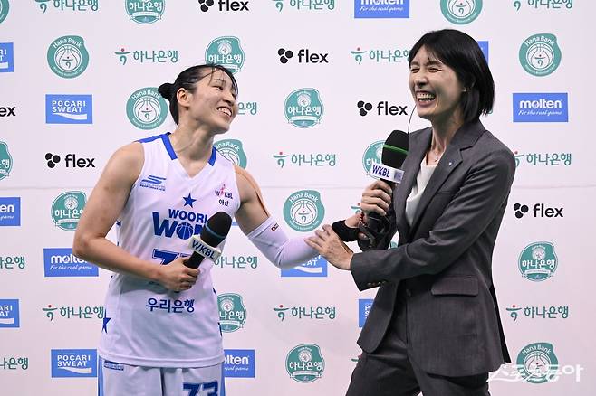 전주원 코치(오른쪽)와 모모나. 사진제공｜WKBL