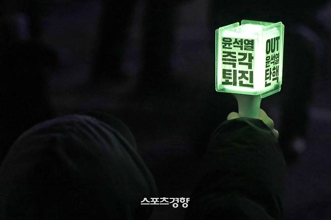 윤석열 대통령에 대한 탄핵소추안 표결이 진행된 7일 서울 여의도 국회앞에서 열린 ‘범국민촛불대행진’에 등장한 NCT 응원봉 ‘믐뭔봉’.