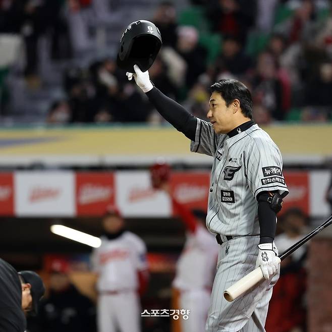 한화 이적 이후, 지난 3월 SSG 랜더스필드를 처음 찾은 김강민이 관중에게 인사하고 있다. 한화 이글스 제공