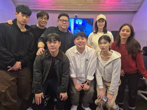 캐럴송 작업에 참여한 안양대 실용음악과 교수와 학생들.