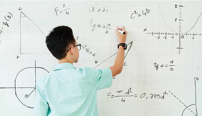 인공지능(AI) 시대에 경제학은 문과와 이과를 아우르는 플랫폼 역할을 하는 학문이 될 전망이다.[GETTYIMAGES]