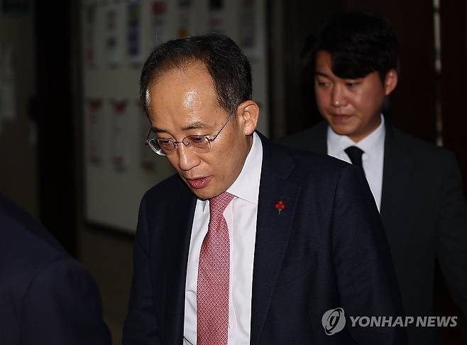 당대표실에서 나온 추경호 원내대표 (서울=연합뉴스) 류영석 기자 = 국민의힘 추경호 원내대표가 7일 오후 국회 국민의힘 당대표실에서 나와 비상 의원총회 회의장으로 향하고 있다. 2024.12.7 ondol@yna.co.kr