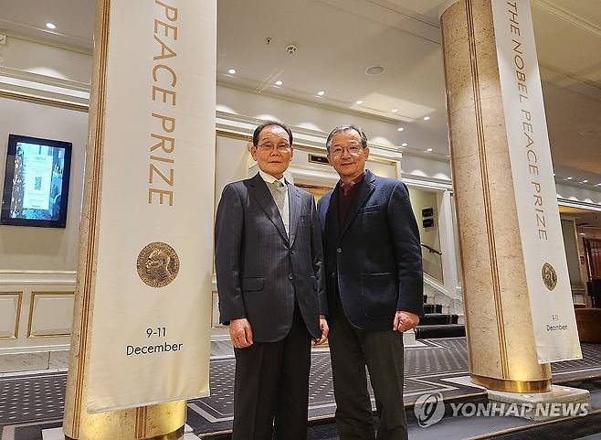 노벨평화상 시상식 참석하는 한국인 원폭 피해자 (오슬로=연합뉴스) 김지연 특파원 = 오는 10일(현지시간) 노벨평화상 시상식에 초청받은 한국인 원폭 피해자 정원술(왼쪽) 한국원폭피해자협회 회장과 원폭 피해 2세인 이태재 한국원폭피해자 후손회 회장이 8일 오후 노르웨이 오슬로의 그랜드호텔에서 연합뉴스와 인터뷰한 뒤 사진 촬영을 위해 포즈를 취하고 있다. 2024.12.9 cherora@yna.co.kr