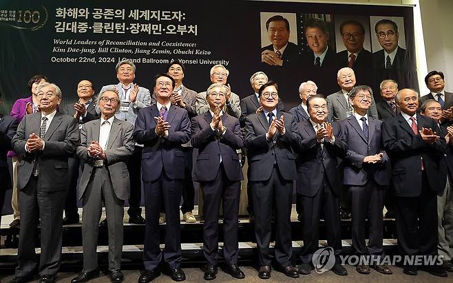 김대중 탄생 100주년 국제학술회의 (서울=연합뉴스) 한상균 기자 = 우원식 국회의장이 22일 서울 연세대학교에서 김대중 전 대통령 탄생 100주년 기념 국제학술회의 참석자들과 기념촬영을 하고 있다.
    앞줄 왼쪽 두번째부터 와다 하루키 도쿄대 명예교수, 박우량 신안군수, 윤동섭 연세대 총장, 우원식 국회의장, 문희상 전 국회의장, 박명림 김대중도서관장.
    이번 행사는 연세대 김대중도서관과 인간평화와 치유연구센터가 주최하고 김 전 대통령의 고향인 전남 신안군이 후원했다. 2024.10.22 xyz@yna.co.kr