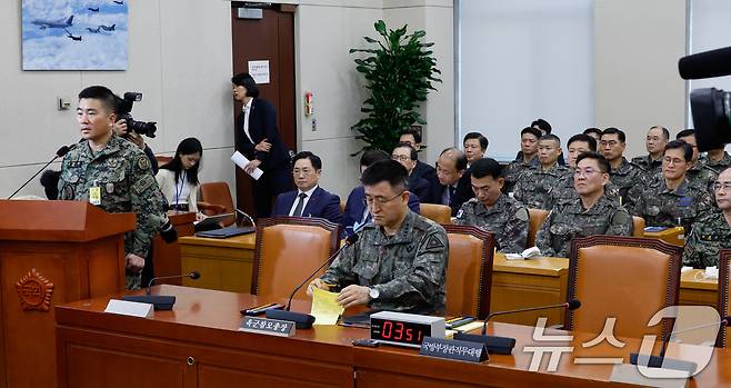 비상계엄 당시 국회에 투입된 육군 특수전사령부 김현태 707특수임무단장이 10일 오전 서울 여의도 국회 국방위원회에서 열린 계엄 관련 긴급 현안질의에 출석해 답변하고 있다. 오른쪽은 계엄사령관을 지낸 박안수 육군참모총장. 2024.12.10/뉴스1 ⓒ News1 안은나 기자