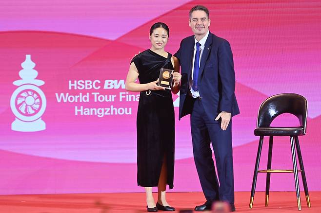 안세영(왼쪽)이 BWF 올해의 여자선수상을 받고 포즈를 취하고 있다. 사진 | 신화 연합뉴스