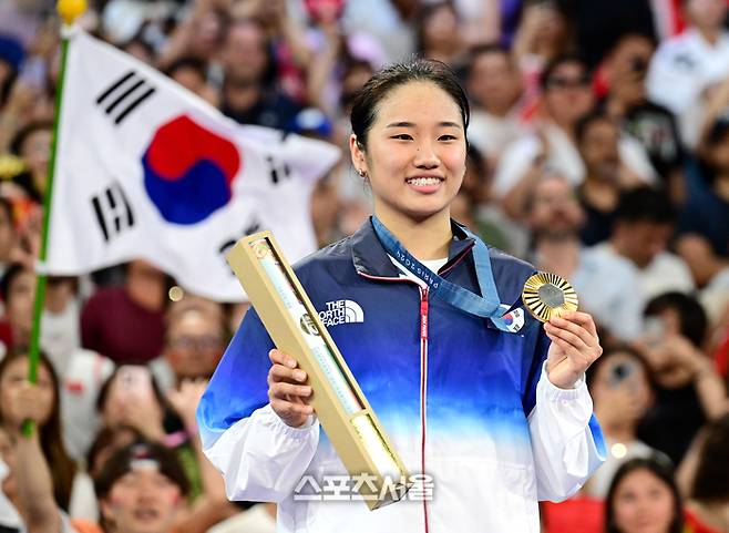 배드민턴 국가대표 안세영이 파리올림픽 배드민턴 여자 단식 결승전에서 금메달을 딴 뒤 취재진을 향해 포즈를 취하고 있다. 사진 | 박진업 기자 upandup@sportsseoul.com