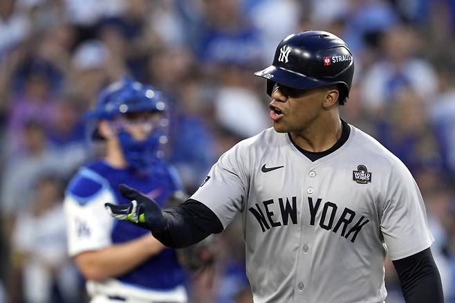 FILE - New York Yankees' Juan Soto celebrates after hitting a home run against the Los Angeles Dodgers during the third inning in Game 2 of the baseball World Series, Saturday, Oct. 26, 2024, in Los Angeles. (AP Photo/Godofredo A. Vasquez, File) FILE PHOTO







<저작권자(c) 연합뉴스, 무단 전재-재배포, AI 학습 및 활용 금지>