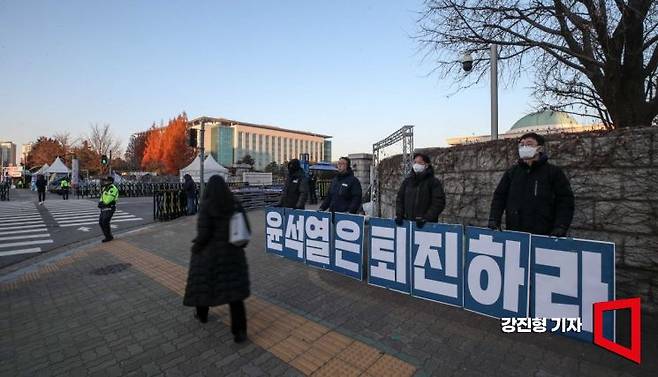 윤석열 대통령 탄핵소추안이 국민의힘 의원들의 집단 표결 불참에 따른 정족수 미달로 표결이 무산된 가운데 9일 서울 여의도 국회 앞에서 시민들이 윤 대통령의 탄핵을 촉구하고 있다. 강진형 기자