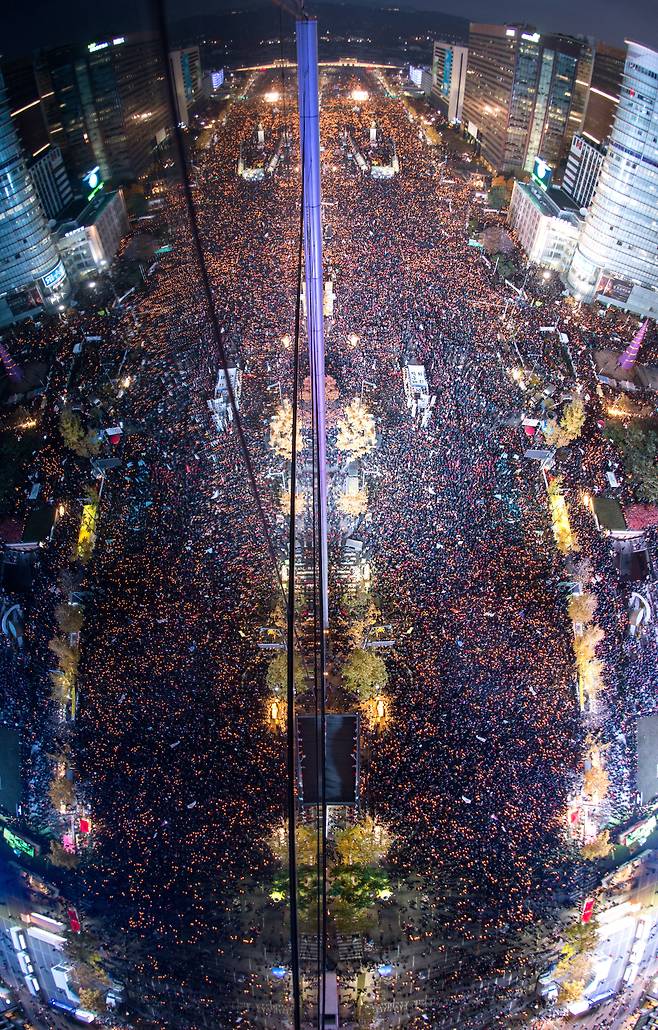 2016년 11월 12일 최순실 국정농단 사태로 박근혜 대통령의 퇴진을 요구하는 민중총궐기에 약 100만 개의 촛불이 켜져 역대 최대규모의 촛불집회가 열리고 있다. /박상훈 기자