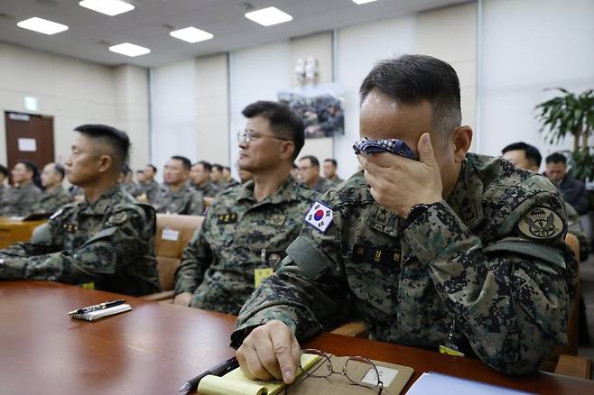 이상현 제1 공수여단장(오른쪽 첫번째)이 10일 오전 국회 국방위원회에서 열린 계엄 관련 긴급 현안질의에 출석해 눈물을 훔치고 있다. 뉴스1