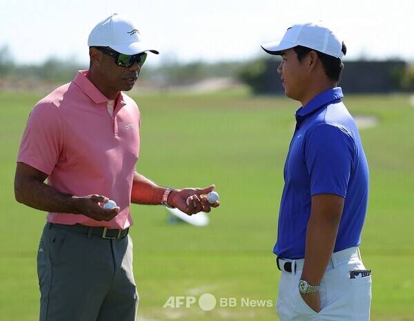 '골프 황제' 타이거 우즈가 주최하는 2024년 미국프로골프(PGA) 투어 이벤트 대회 히어로 월드 챌린지 준우승을 차지한 김주형 프로가 대회 개막 전에 호스트인 타이거 우즈와 이야기하는 모습이다. 사진제공=ⓒAFPBBNews = News1&nbsp;(사진을 무단으로 사용하지 마십시오)