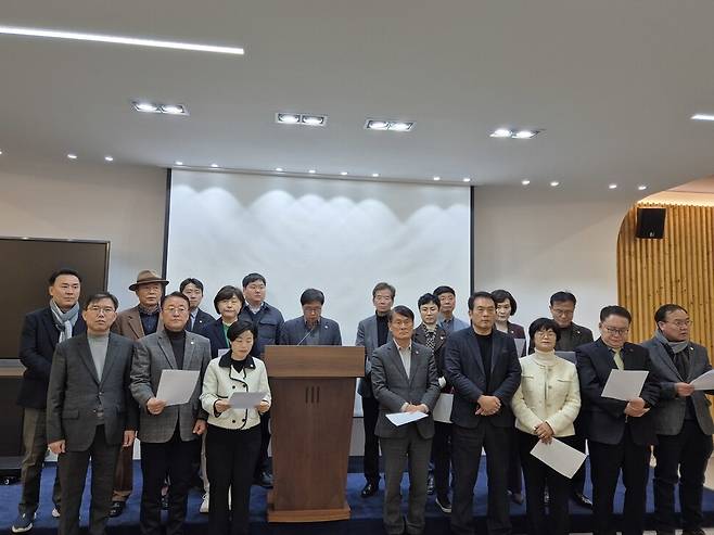 더불어민주당 소속 충북도의회·청주시의회 의원들이 10일 충북도청에서 기자회견을 열어 국민의힘을 비판하고 있다. 오윤주 기자