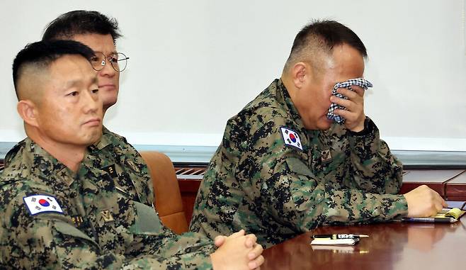 이상현 1공수여단장이 10일 서울 여의도 국회에서 열린 국방위원회 전체회의에서 눈물을 닦고 있다. 김경호 선임기자 jijae@hani.co.kr