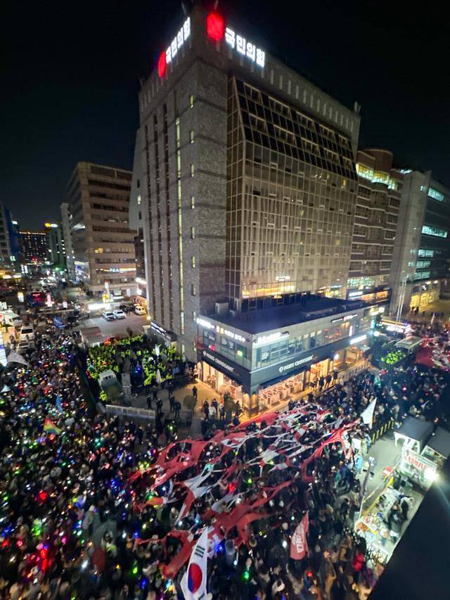 9일 서울 여의도 국민의힘 당사 앞에서 시민들이 윤석열 대통령 탄핵과 국민의힘 해체를 촉구하며 국민의힘 로고 현수막을 찢고 있다. 뉴시스