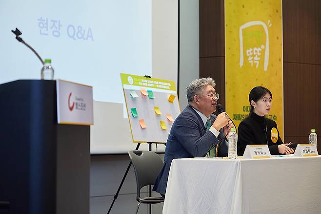 사진설명=배하석 교수가​ 관절 건강에 관한 청중 질문에 답변하고 있다./사진=신지호 기자