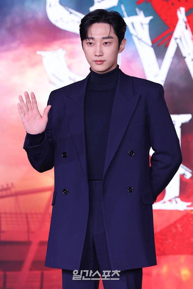 배우 진영이 30일 오전 서울 성동구 에스팩토리에서 열린 넷플릭스 영화 '스위트홈2' 제작보고회에서 포즈를 취하고 있다. '스위트홈2'는 2020년 공개된 첫 시즌의 후속편으로 욕망이 괴물이 되는 세상, 그린홈을 떠나 새로운 터전에서 살아남기 위해 사투를 벌이는 현수와 생존자들의 이야기를 다룬다. 오는 12월 1일 공개. 서병수 기자 qudtn@edaily.co.kr /2023.11.30/