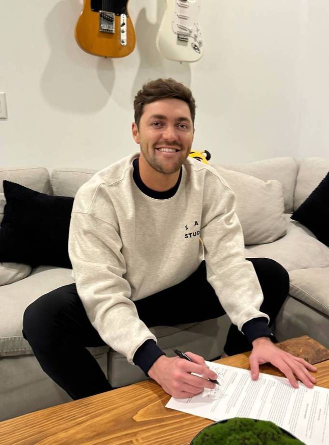 지난달 27일 KIA와 재계약이 공식 발표된 제임스 네일의 사인 모습. KIA 제공