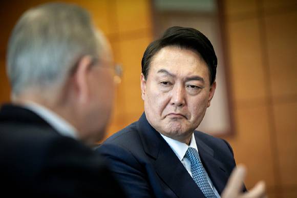 지난 2022년 윤석열 대통령이 서울 종로구 통의동 당선인 집무실에서 열린 반기문 전 UN 사무총장과의 면담에서 반 전 총장의 발언을 경청하고 있다. [사진=국회사진취재단]