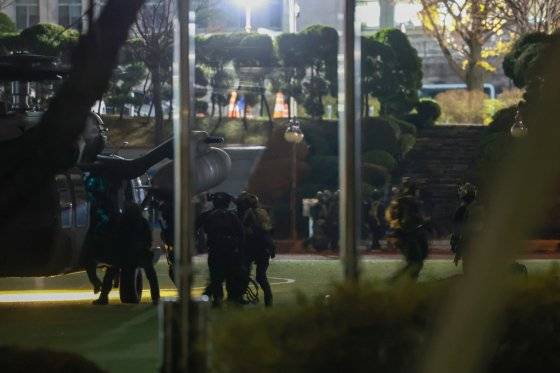 윤석열 대통령이 지난 3일 밤 긴급성명을 통해 비상계엄을 선포한 가운데 4일 새벽 계엄군이 헬기를 타고 국회에 도착하고 있다. [연합뉴스]