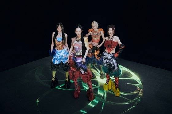 화려한 컬러로 '슈퍼노바'를 표현한 에스파. 사진 SM엔터테인먼트