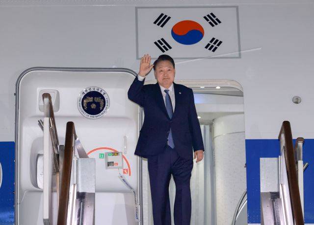 윤석열 대통령이 지난 11월 21일 31차 아시아태평양경제협력체(APEC) 및 19차 주요 20개국(G20) 정상회의 일정을 마친 뒤 성남 서울공항에 도착, 전용기인 공군 1호기에서 인사하고 있다. 연합뉴스