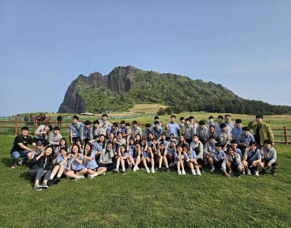제주 성산일출봉 앞에서 수학여행 온 학생들이 기념 촬영을 하고 있다.  제주특별자치도관광협회