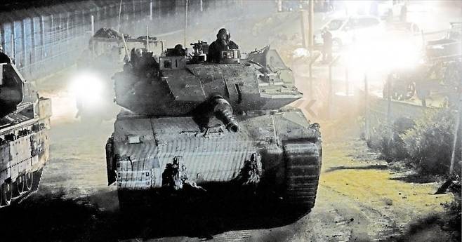 8일(현지시간) 골란고원 내 이스라엘 점령지인 마즈달샴스 마을에서 이스라엘군 탱크가 기동하고 있다. 53년간 시리아를 독재 통치한 바샤르 알아사드 정권이 무너지자 이스라엘군은 국경 혼란을 막는다는 목적으로 시리아와 맞닿은 골란고원 완충 지대에 50년 만에 탱크와 장갑차를 배치했다. /AP=뉴시스