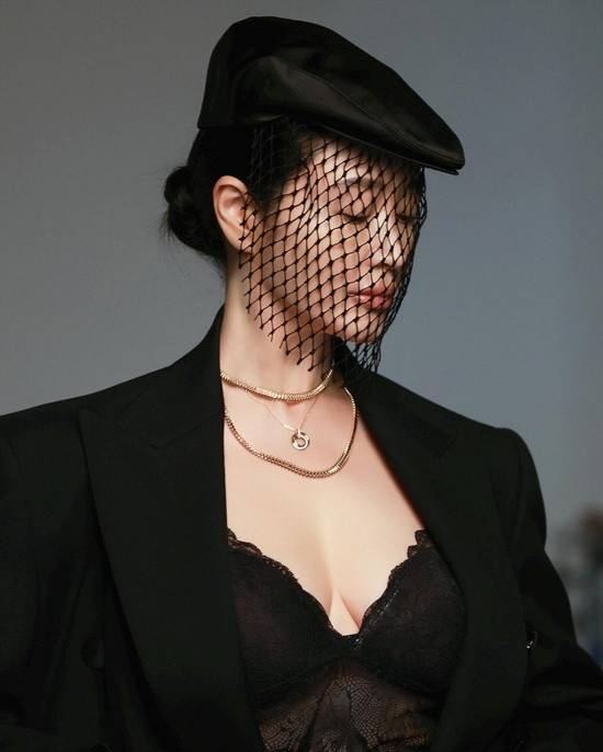 배우 김혜수가 넘치는 카리스마로 시선을 사로잡았다. /사진=호두엔터테인먼트 제공