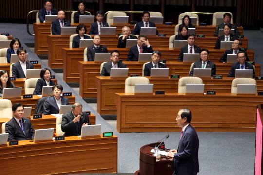 한덕수 국무총리가 10일 오후 서울 여의도 국회에서 열린 제418회국회(정기회) 제18차 본회의에서 발언을 하고 있다. 뉴시스