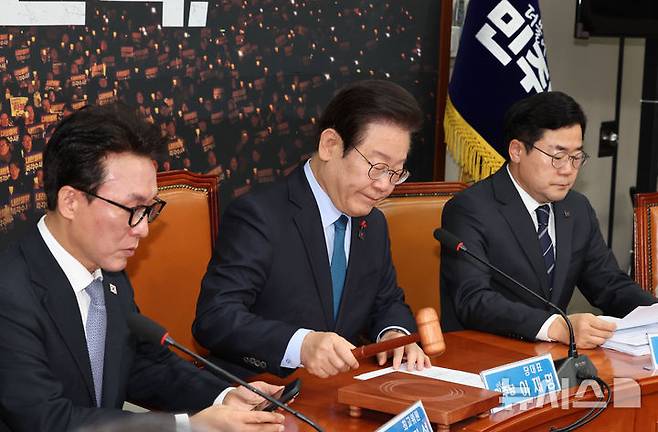 [서울=뉴시스] 권창회 기자 = 이재명 더불어민주당 대표가 10일 오전 서울 여의도 국회에서 최고위원회의를 개의하고 있다. 2024.12.10. kch0523@newsis.com