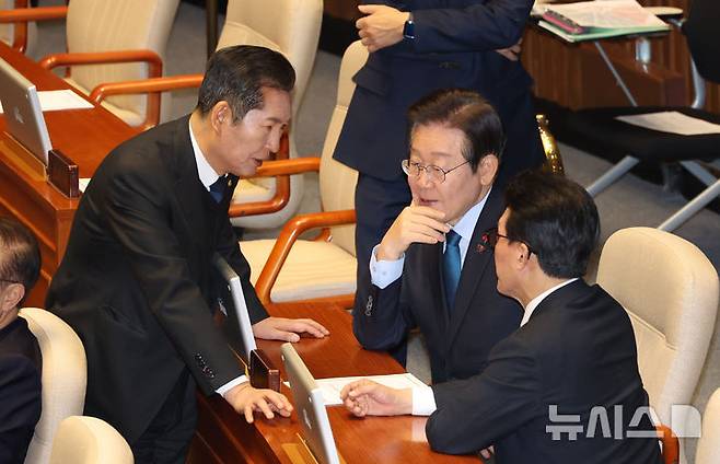 [서울=뉴시스] 고승민 기자 = 이재명 더불어민주당 대표와 정청래 법사위원장, 김민석 최고위원이 10일 서울 여의도 국회에서 열린 제418회국회(정기회) 제18차 본회의에서 대화하고 있다. 2024.12.10. kkssmm99@newsis.com