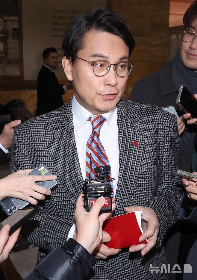 [서울=뉴시스] 조성봉 기자 = 윤상현 국민의힘 의원이 10일 오전 서울 여의도 국회에서 열린 비상 의원총회에 참석하며 취재진의 질문에 답변하고 있다. 2024.12.10. suncho21@newsis.com