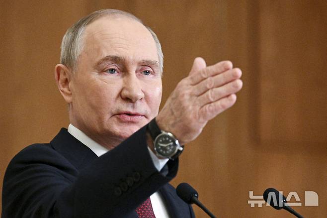 [아스타나=AP/뉴시스] 블라디미르 푸틴 러시아 대통령이 28일(현지시각) 카자흐스탄 아스타나에서 열린 집단안보조약기구(CSTO) 정상회의 후 기자회견하고 있다. 푸틴 대통령은 도널드 트럼프 미 대통령 당선인을 '해결책'을 찾을 수 있는 지적이고 경험 많은 정치인이라고 치켜세웠다. 2024.11.29.