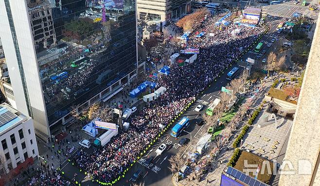 [서울=뉴시스] 추상철 기자 = 국회 본회의를 통해 대통령 탄핵소추안 표결이 예정된 7일 오후 서울 종로구 동화면세점~서울시의회 일대에서 보수단체 대한민국바로세우기국민운동본부(대국본) 등의 '자유 대한민국 수호' 국민혁명대회가 열리고 있다. 2024.12.07. scchoo@newsis.com