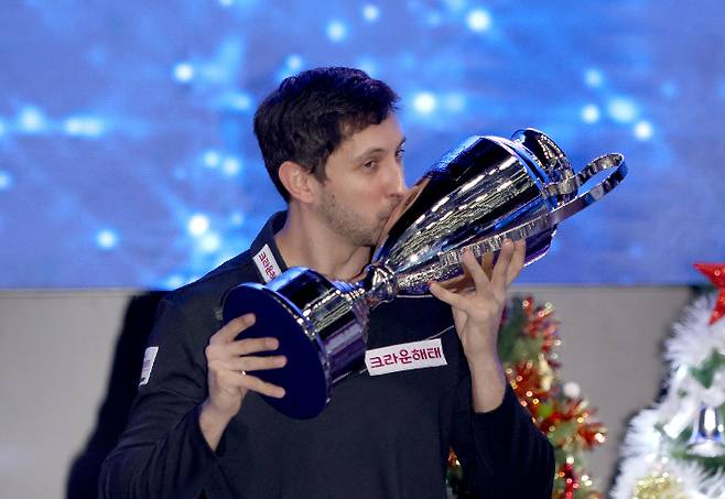 마르티네스가 9일 밤 강원도 정선군 하이원 그랜드호텔 컨벤션타워에서 열린 '하이원리조트 PBA 챔피언십 2024' 남자부 결승에서 다비드 사파타를 누른 뒤 우승컵에 입을 맞추고 있다. PBA