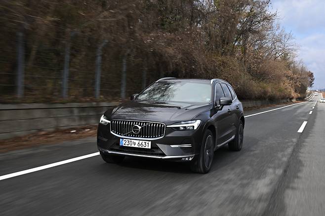 볼보 XC60 B6 AWD 울트라. 사진 김학수 기자