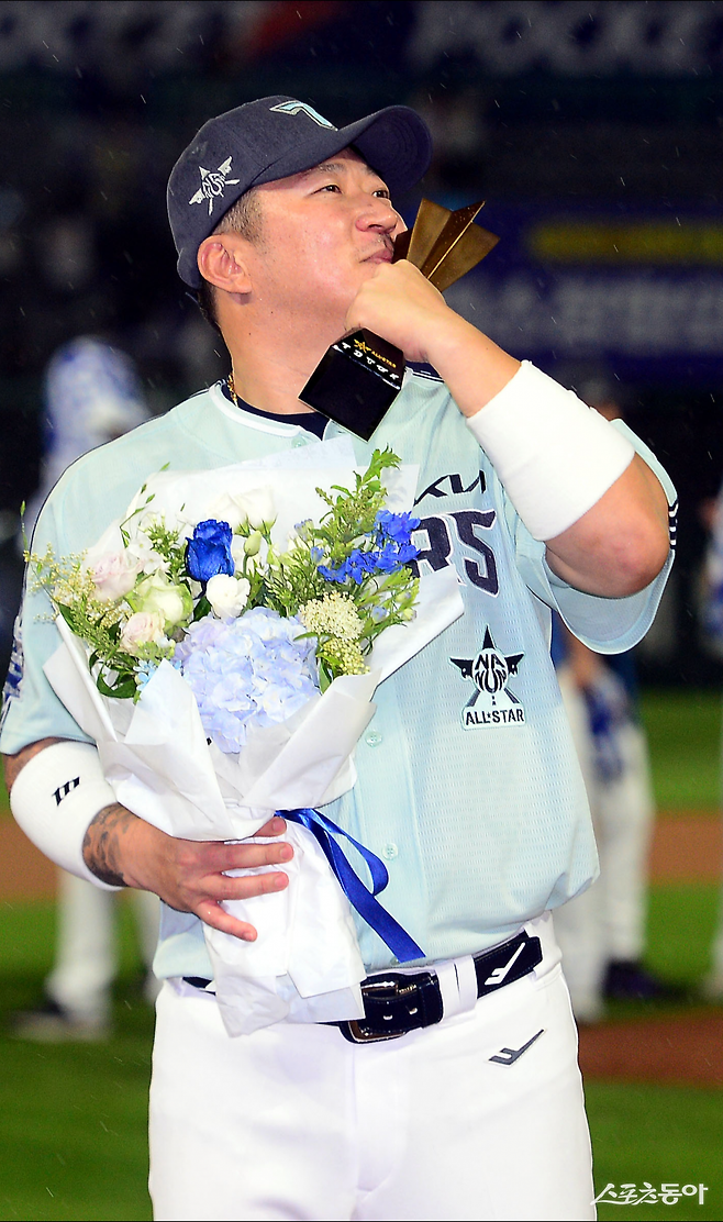 6일 인천 SSG랜더스필드에서 ‘2024 신한 SOL Bank KBO 올스타전’ 경기가 열렸다. 경기 종료 후 미스터 올스타를 수상한 최형우가 트로피에 키스를 하고 있다.
인천 | 김민성 기자 marineboy@donga.com