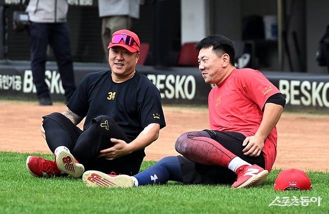 21일 광주 KIA챔피언스필드에서 ‘2024 신한 SOL 뱅크 KBO리그’ KIA 타이거즈와 삼성 라이온즈의 한국시리즈 1차전 경기가 열린다. 경기 전 KIA 최형우가 이우성과 이야기를 나누고 있다.

    광주 ｜ 김민성 기자 marineboy@donga.com