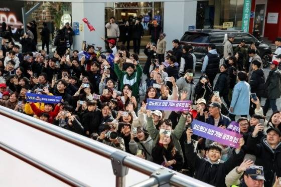 KIA의 우승 카 퍼레이드에서 환호하는 팬들. /사진=KIA 타이거즈