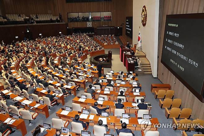 2025 예산안 국회 본회의 상정 (서울=연합뉴스) 김주형 기자 = 10일 오후 국회에서 열린 본회의에서 2025 예산안 등이 상정되고 있다. 2024.12.10 kjhpress@yna.co.kr