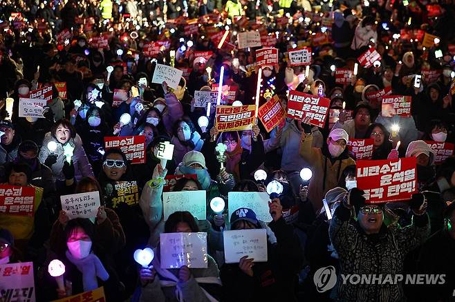 평일에도 이어지는 시민촛불 (서울=연합뉴스) 서대연 기자 = 10일 오후 서울 영등포구 국회 앞에서 윤석열 대통령 탄핵을 촉구하는 촛불집회가 열리고 있다. 2024.12.10 dwise@yna.co.kr