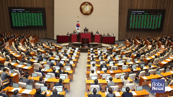 국정이 혼란한 가운데 국회가 10일 본회의에서 내년도 예산안과 50건의 법률안을 처리했다. 여기에는 다자녀 양육 공무원에 대한 인사 우대, 기업의 출산지원금 비과세, 자녀세액공제 금액 확대 적용 등의 내용이 포함돼있다. ⓒ국회