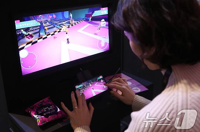 9일 오전 서울 중구 동대문디자인플라자(DDP)에 마련된 넷플릭스 시리즈 '오징어 게임' 시즌2 체험존에서 취재진이 게임을 하고 있다. 2024.12.9/뉴스1 ⓒ News1 권현진 기자