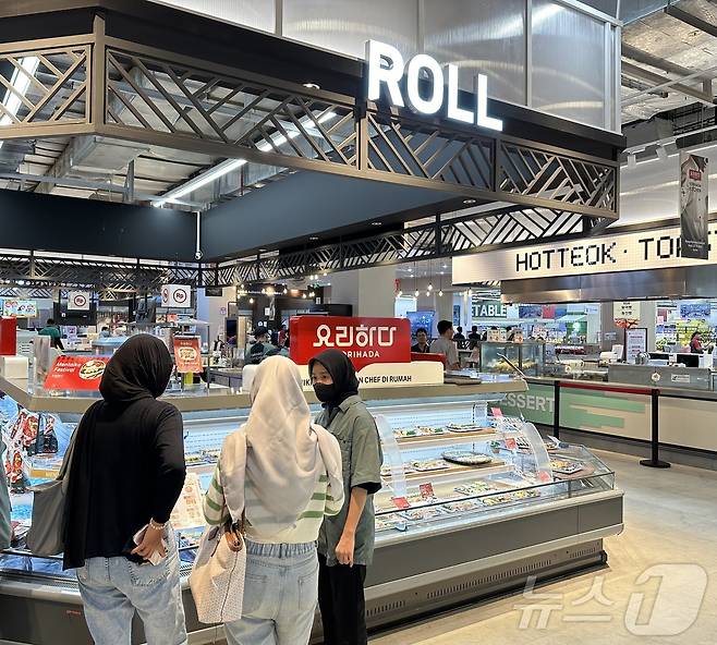 자카르타 북부에 위치한 한 롯데마트. 식품코너에서 김밥, 떡볶이, 순대를 비롯해 롤, 호떡 등 한국 음식을 판매하고 있다. ⓒNews1 나혜윤 기자