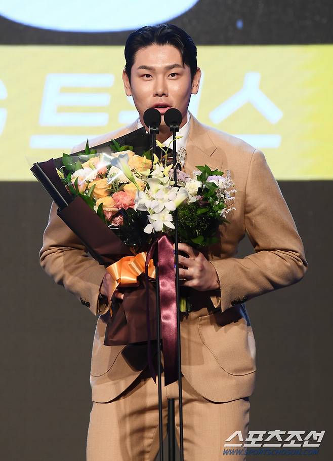 2024 KBO 시상식이 26일 오후 서울 송파구 롯데호텔월드에서 열렸다. 우익수 수비상을 수상한 두산 홍창기가 수상 소감을 말하고 있다. 정재근 기자 cjg@sportschosun.com/2024.11.26/