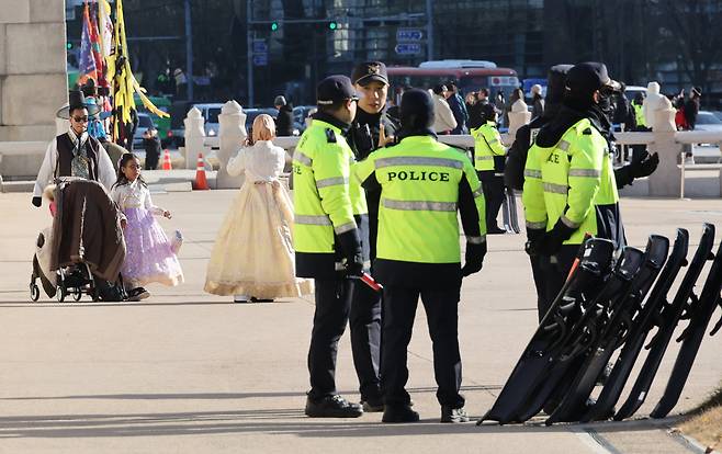 지난 4일 비상계엄 여파 속 서울 경복궁을 찾은 외국인 관광객들./연합뉴스